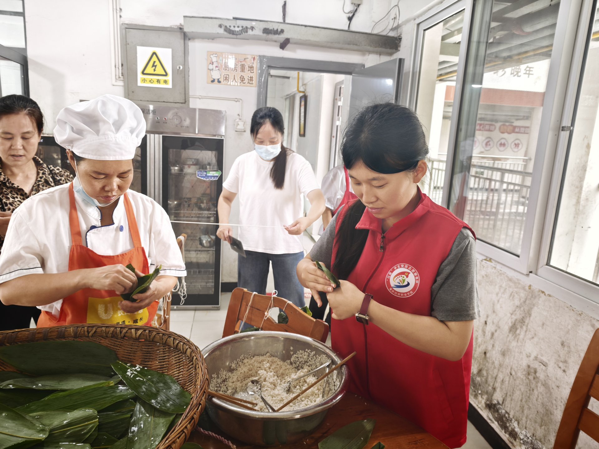 我校“红星”学生党员志愿服务队赴濯水